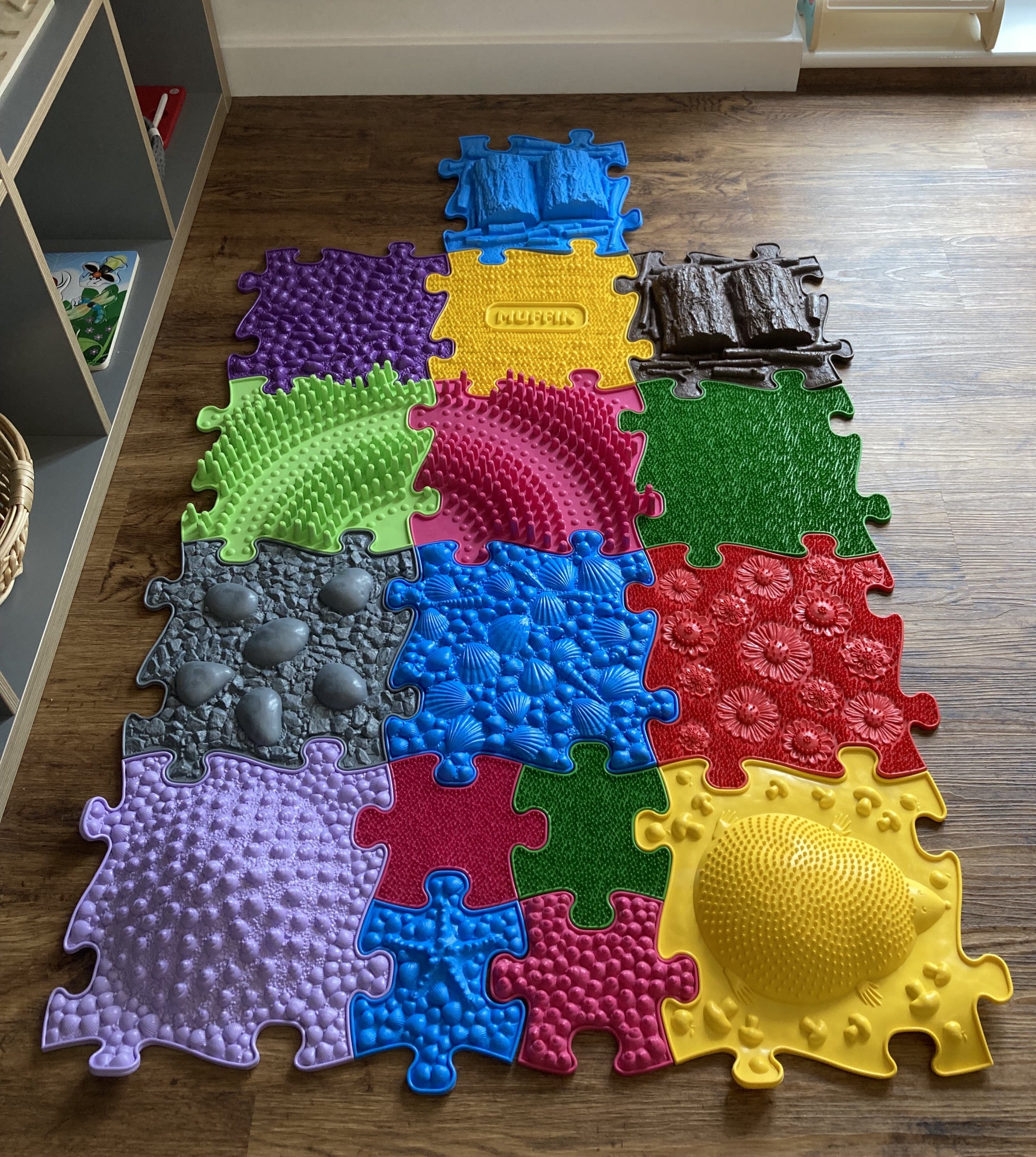 happy puzzle rug set